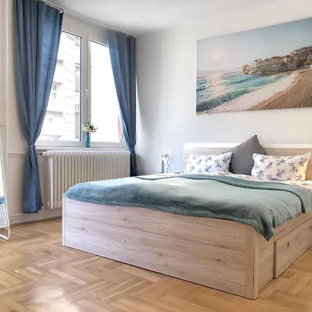 Apartment Castle Corner